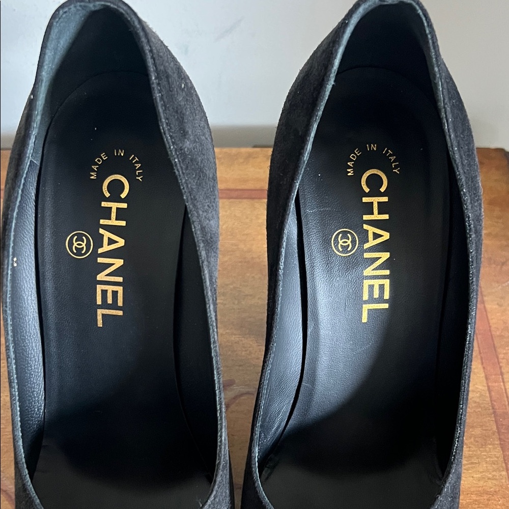 CHANEL Black Suede and Leather Cap-Toe Pumps - Picture 7 of 9